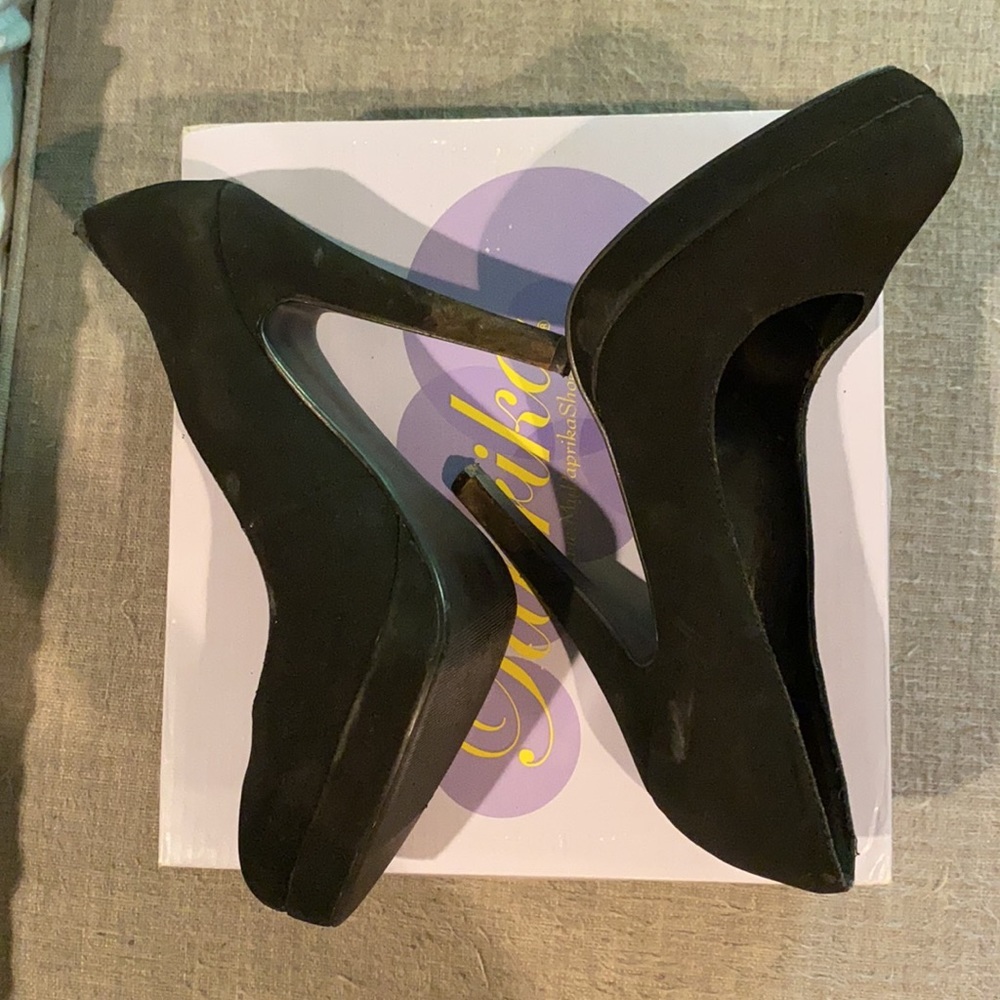 Classic black heel